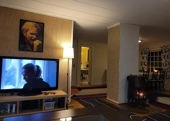 Fargerik Retro Enebolig,Parkering Pa Stedet!