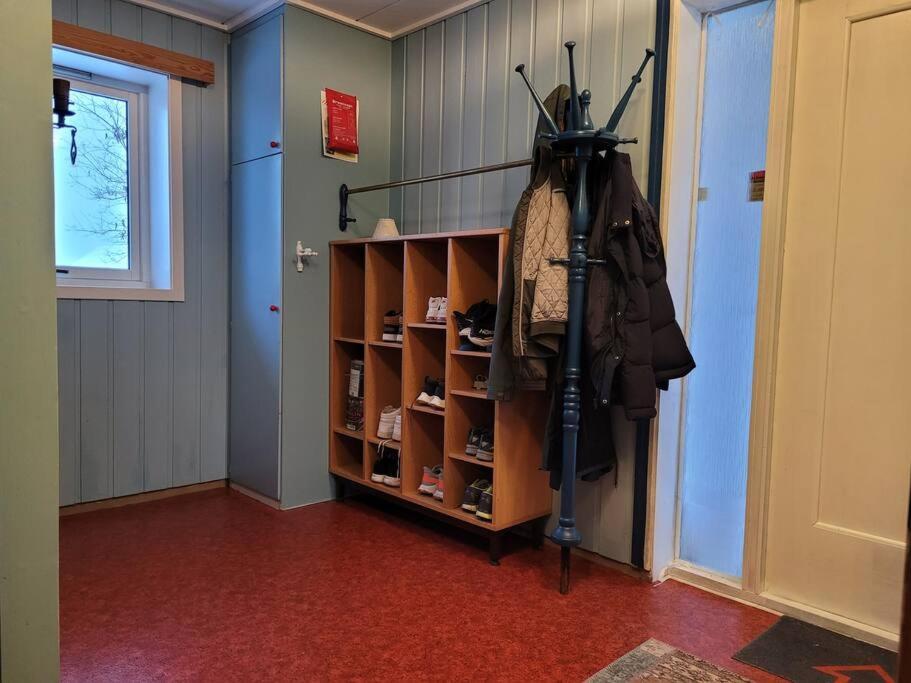 Fargerik Retro Enebolig,parkering Pa Stedet!